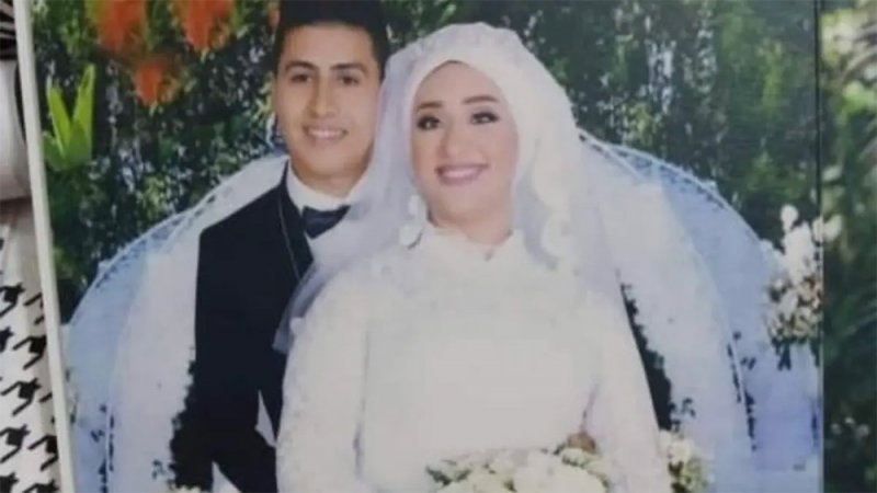 بالصور: قضم أذن زوجته.. وسدد لها 20 طعنة