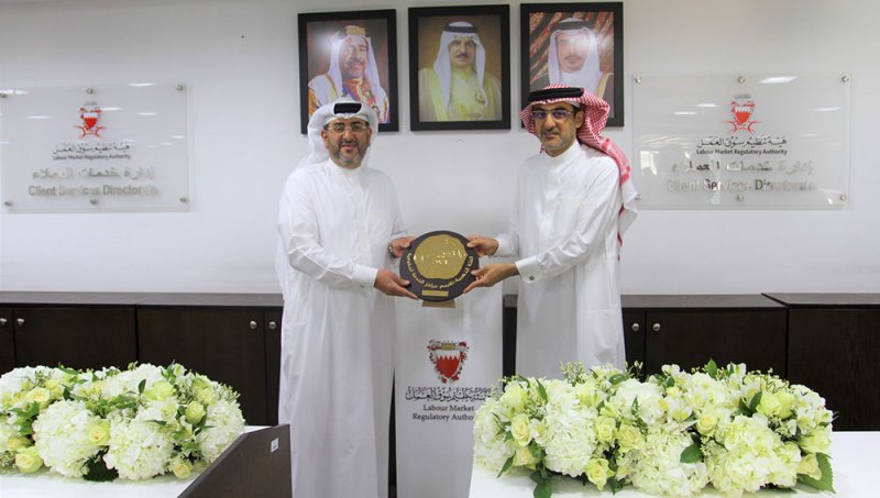 الرئيس التنفيذي لـ "سوق العمل" والقائد يعلّقان الدرع الذهبي بمركز ميناء سلمان