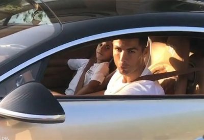 بالصورة: تضرر سيارة رونالدو الفاخرة في حادث