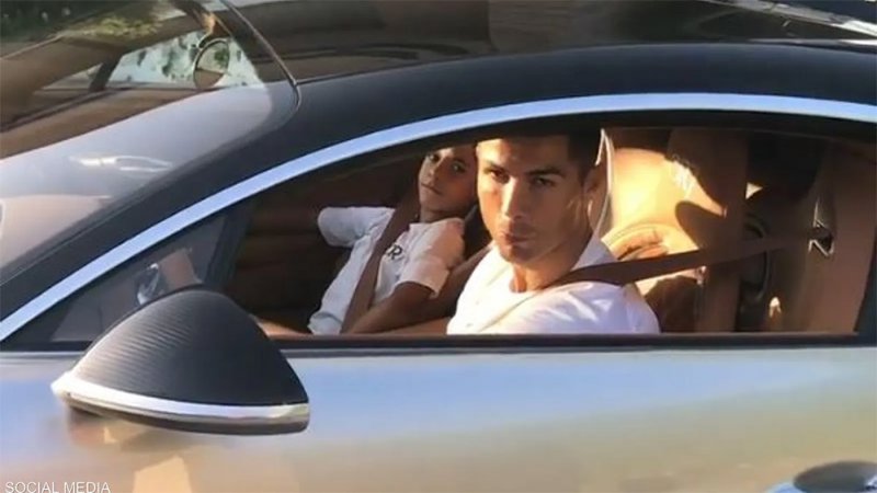 بالصورة: تضرر سيارة رونالدو الفاخرة في حادث