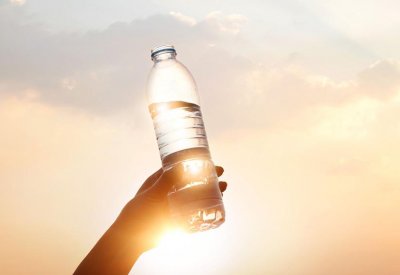 المياه والعصائر المخففة بالماء والشاي.. افضل مشروبات الصيف