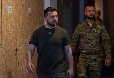 زيلينسكي للغرب: أسرعوا بالأسلحة قبل تدمير دونباس