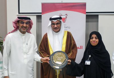 وزير التنمية الاجتماعية  والقائد يُعلّقان الدرع الذهبي بمركز المحرق