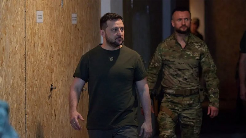 زيلينسكي للغرب: أسرعوا بالأسلحة قبل تدمير دونباس
