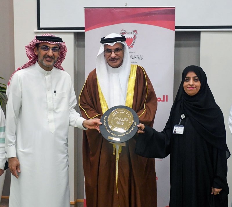 وزير التنمية الاجتماعية  والقائد يُعلّقان الدرع الذهبي بمركز المحرق