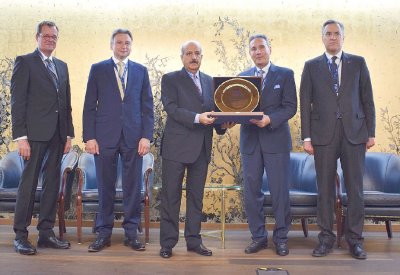 عدنان يوسف ينال جائزة “مسيرة إنجازات ونجاحات”