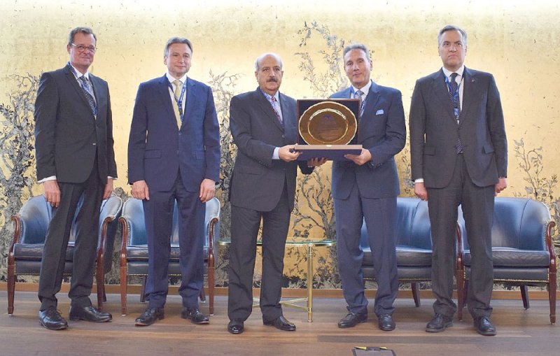 عدنان يوسف ينال جائزة “مسيرة إنجازات ونجاحات”