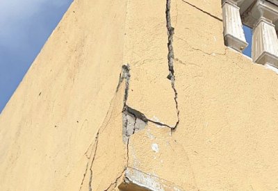 3 عوائل مهددة بالخطر في منزل آيل للسقوط
