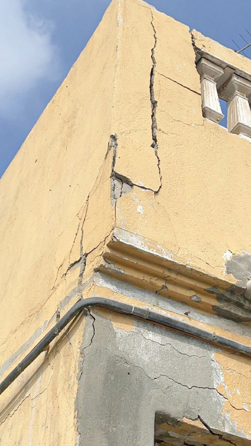 3 عوائل مهددة بالخطر في منزل آيل للسقوط