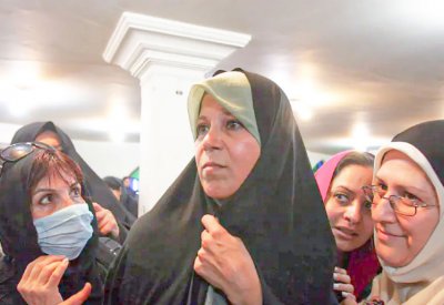 فائزة رفسنجاني تخاطب خامنئي: عدونا هنا في الداخل