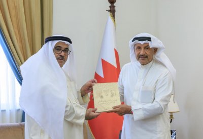بن هندي يستقبل الدكتور المناعي ويتسلم كتاب "التفكير الناقد"