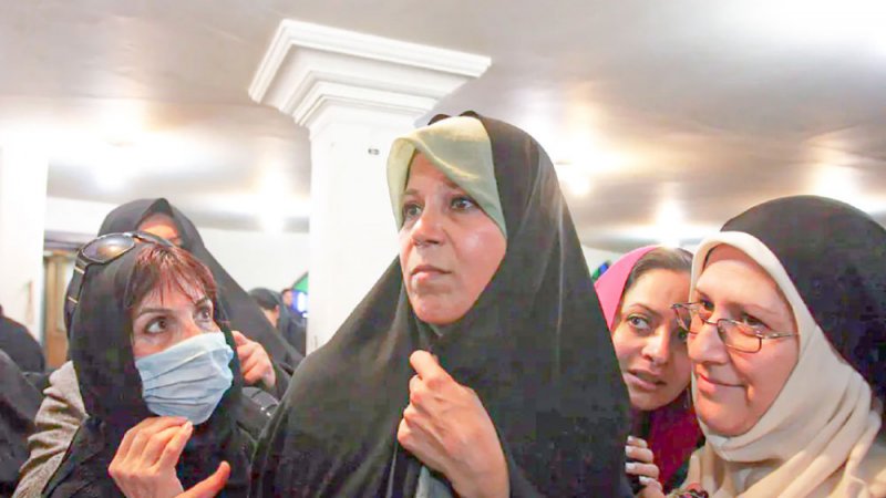فائزة رفسنجاني تخاطب خامنئي: عدونا هنا في الداخل