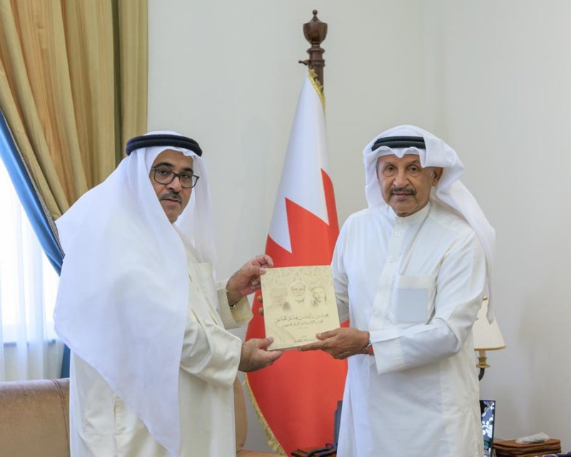 بن هندي يستقبل الدكتور المناعي ويتسلم كتاب "التفكير الناقد"