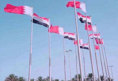 عناق الأعلام البحرينية والمصرية يزين شوارع المملكة