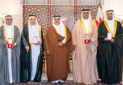 سمو ولي العهد رئيس الوزراء يسلم وسام الاستحقاق الطبي لرؤساء تحرير الصحف المحلية