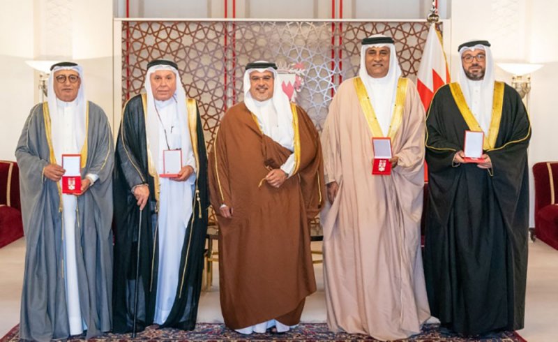 سمو ولي العهد رئيس الوزراء يسلم وسام الاستحقاق الطبي لرؤساء تحرير الصحف المحلية