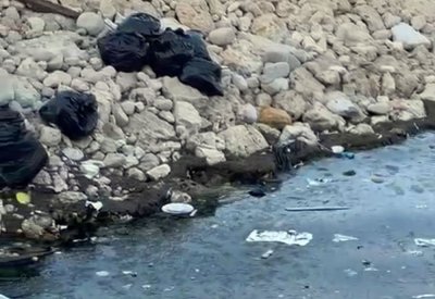بالفيديو: في "ووتر غاردن"..  مطاعم تطل على نفايات في البحر