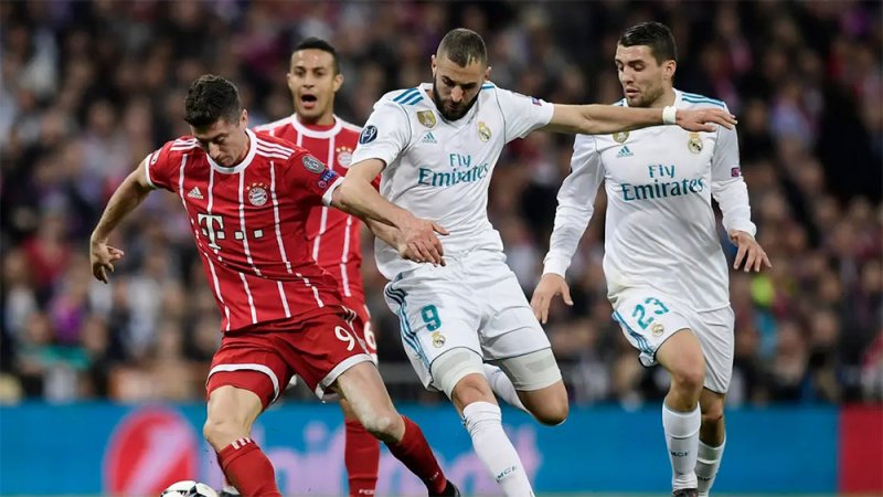 ليفاندوفسكي يصر على برشلونة بسبب بنزيمة