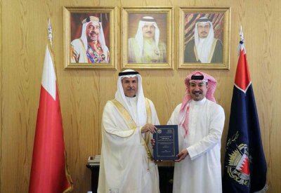 وكيل وزارة الداخلية لشؤون الجنسية والجوازات والإقامة يتسلم نسخة من رسالة الماجستير لأحد منتسبي "محافظة العاصمة"