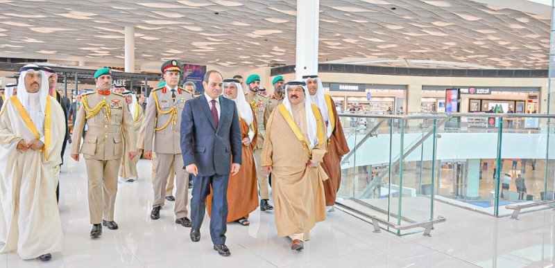 جلالة الملك المعظم وفخامة الرئيس المصري يتفضلان بافتتاح مبنى المسافرين بمطار البحرين الدولي الجديد بحضور سمو ولي العهد رئيس مجلس الوزراء