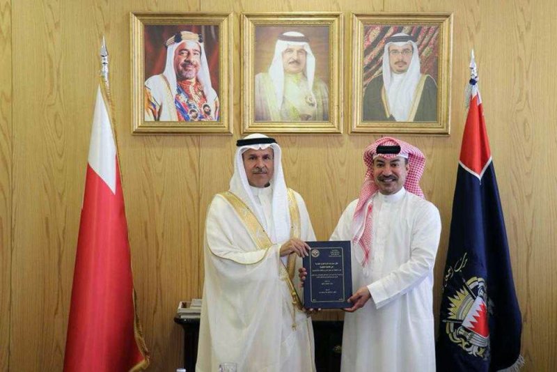 وكيل وزارة الداخلية لشؤون الجنسية والجوازات والإقامة يتسلم نسخة من رسالة الماجستير لأحد منتسبي "محافظة العاصمة"
