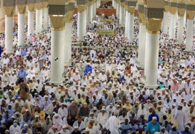 جموع المصلين يؤدون صلاة الجمعة الأولى من شهر ذي الحجة في المسجد النبوي الشريف