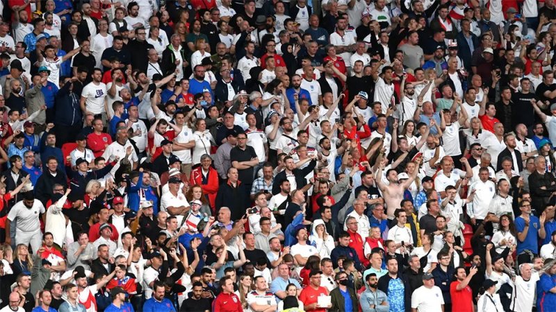 المدانين بهذه النوعية من الجرائم محرومين من دخول الملاعب.. تعرف عليها