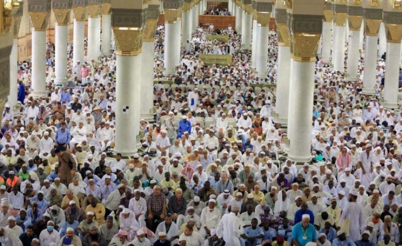 جموع المصلين يؤدون صلاة الجمعة الأولى من شهر ذي الحجة في المسجد النبوي الشريف