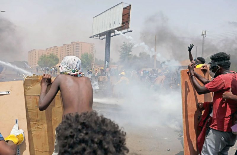 السودان.. الشارع يواصل التصعيد بعد يوم دام