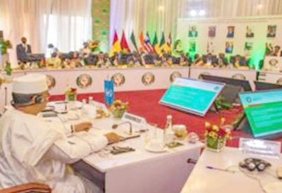 قمة قادة غرب إفريقيا تبحث العقوبات على 3 دول