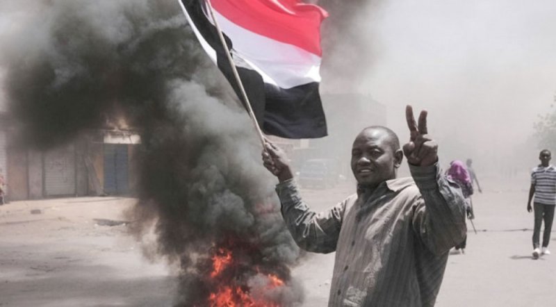 تواصل التظاهرات بالسودان والسلطات تغلق 3 جسور