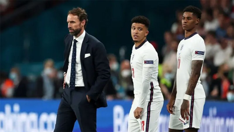 الاتحاد الأوروبي يتوعد المسيئين للاعبي كرة القدم عبر الإنترنت