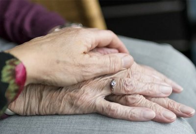 المتشائمات أم المتفائلات.. علماء يحددون من يعيش أطول