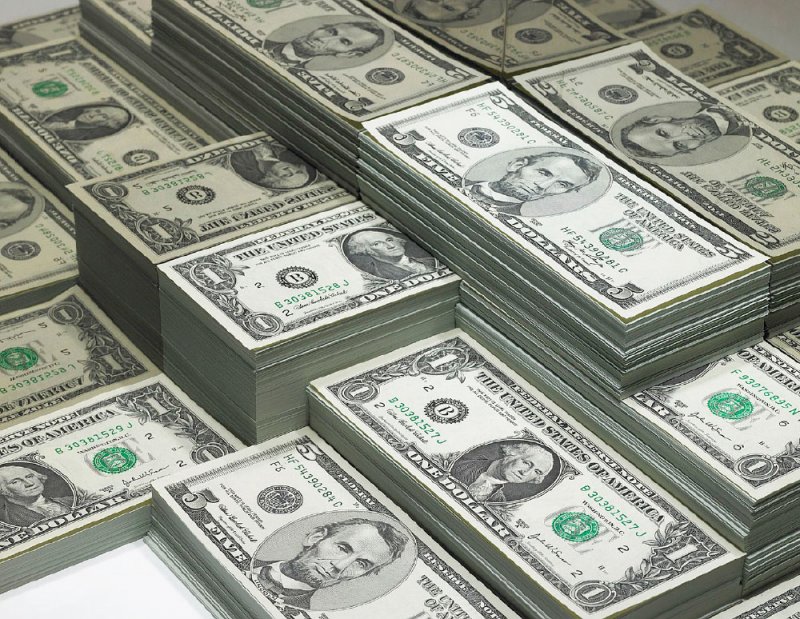 المجموعات المتعددة الجنسيات تواجه تبعات ارتفاع سعر الدولار