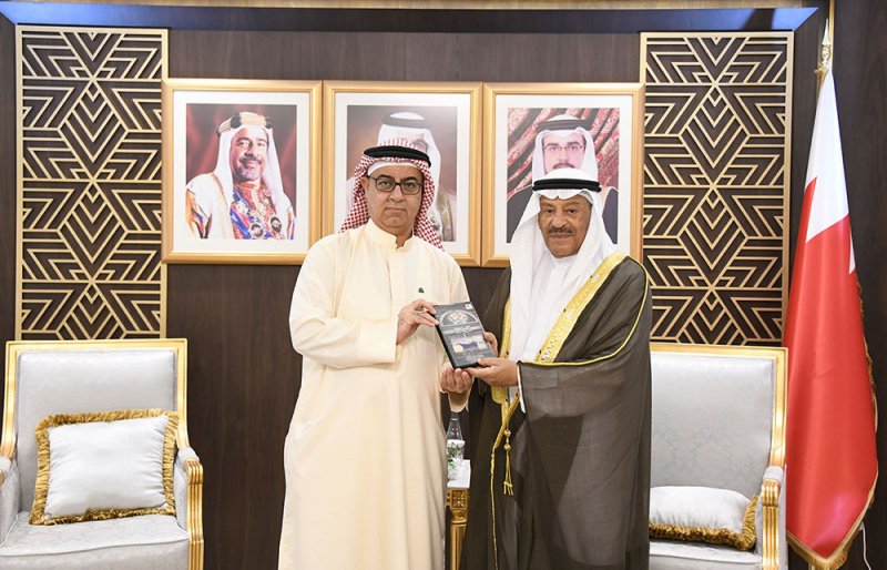 رئيس مجلس الشورى يشيد بالدور الذي يضطلع به الإعلاميين والمخرجين البحرينيين في إنتاج الأفلام الوثائقية