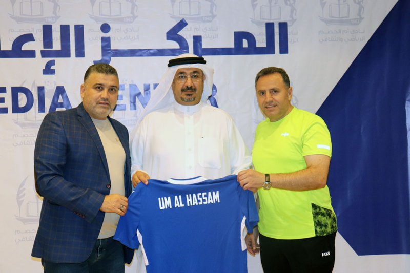 بالصور.. أم الحصم يقدم مدربه السوري رضوان الأبرش