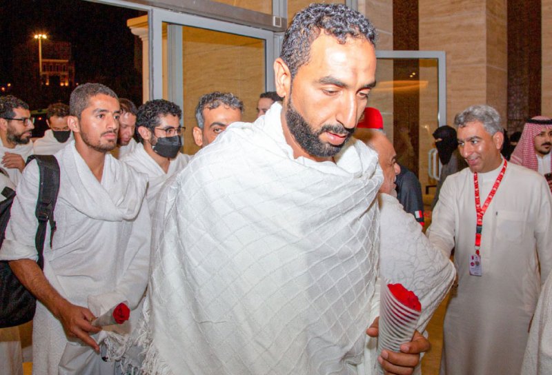 الحملات البحرينية تستقبل حجاجها بالأحضان والورود والحلويات