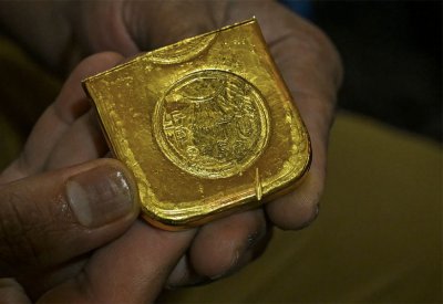 الذهب يهبط لأدنى مستوى في 7 أشهر بسبب الدولار القوي