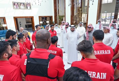 سمو الشيخ عيسى بن علي يستقبل منتخب السلة ويشيد بإنجازه التاريخي