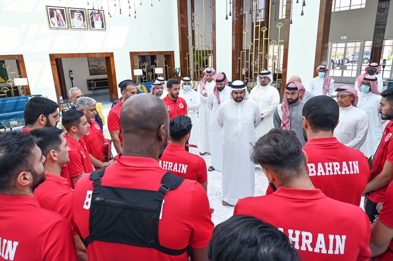 سمو الشيخ عيسى بن علي يستقبل منتخب السلة ويشيد بإنجازه التاريخي