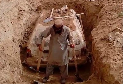بالصورة: بعد 21 عاما من إخفائها.. طالبان تعرض "سيارة الزعيم"