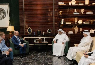 معالي وزير المالية والاقتصاد الوطني يستقبل رئيس جمعية الصداقة والأعمال البحرينية الروسية