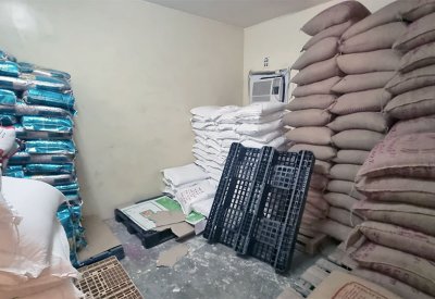 وزارة الصناعة والتجارة تضبط مخزناً للمواد الغذائية في سكن خاص