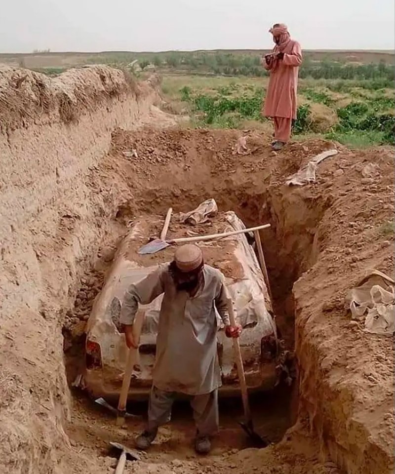 بالصورة: بعد 21 عاما من إخفائها.. طالبان تعرض "سيارة الزعيم"