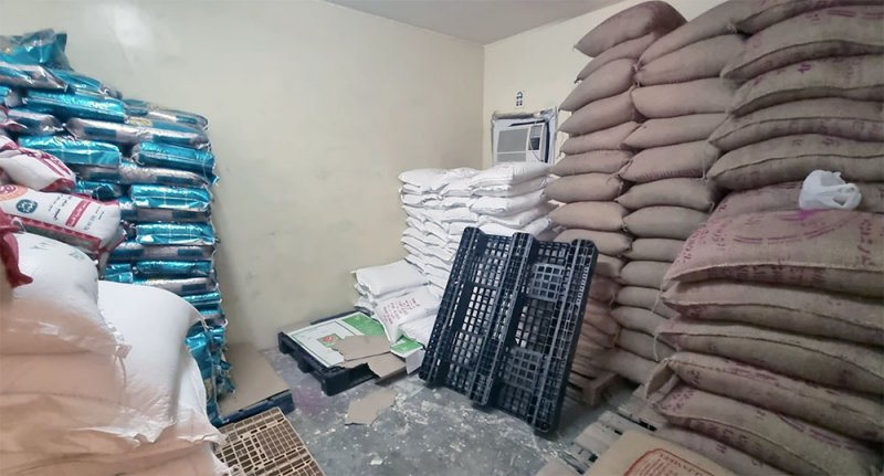 وزارة الصناعة والتجارة تضبط مخزناً للمواد الغذائية في سكن خاص
