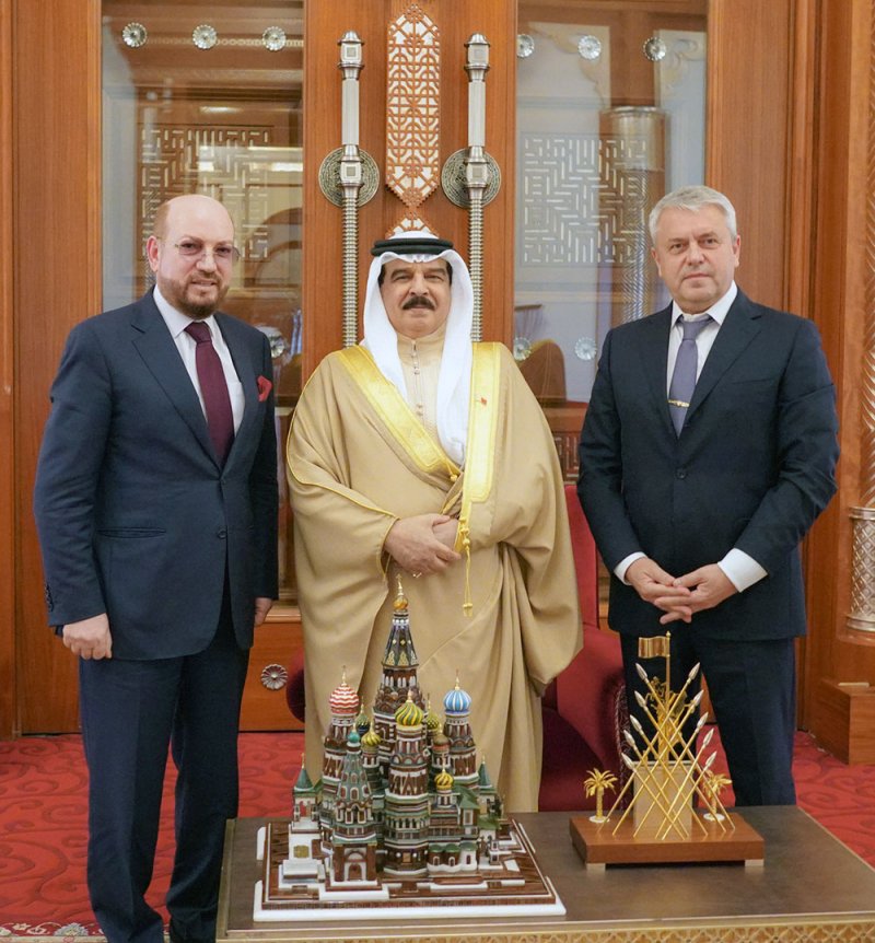 جلالة الملك المعظم يستقبل رئيس جمعية الصداقة والأعمال البحرينية الروسية ونائبه