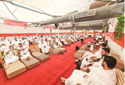 حجاج البحرين يقفون بعرفة اليوم
