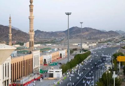 الحجاج يتوافدون إلى "نمرة" لصلاة الظهر والعصر جمعاً في عرفات