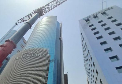 بالصور: الدفاع المدني يباشر عملية إنقاذ عمال تنظيف تعطلت رافعة تقلهم بأحد المباني العالية