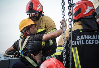 بالفيديو والصور: الدفاع المدني يتمكن من إنقاذ عمال تنظيف بعد تعطل رافعتهم بالطابق الـ17